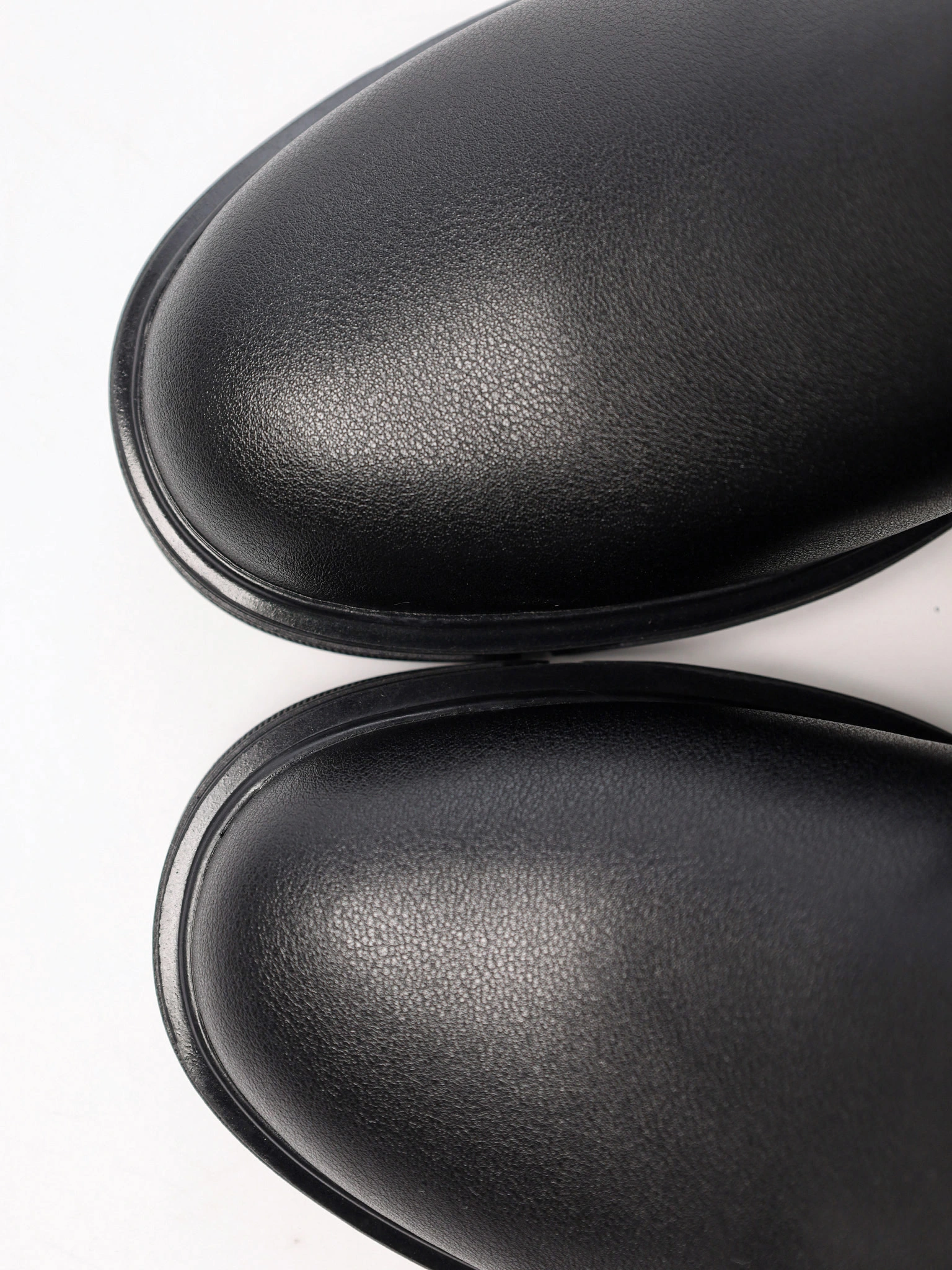 Сапоги черного цвета из натуральной кожи на высоком широком каблуке